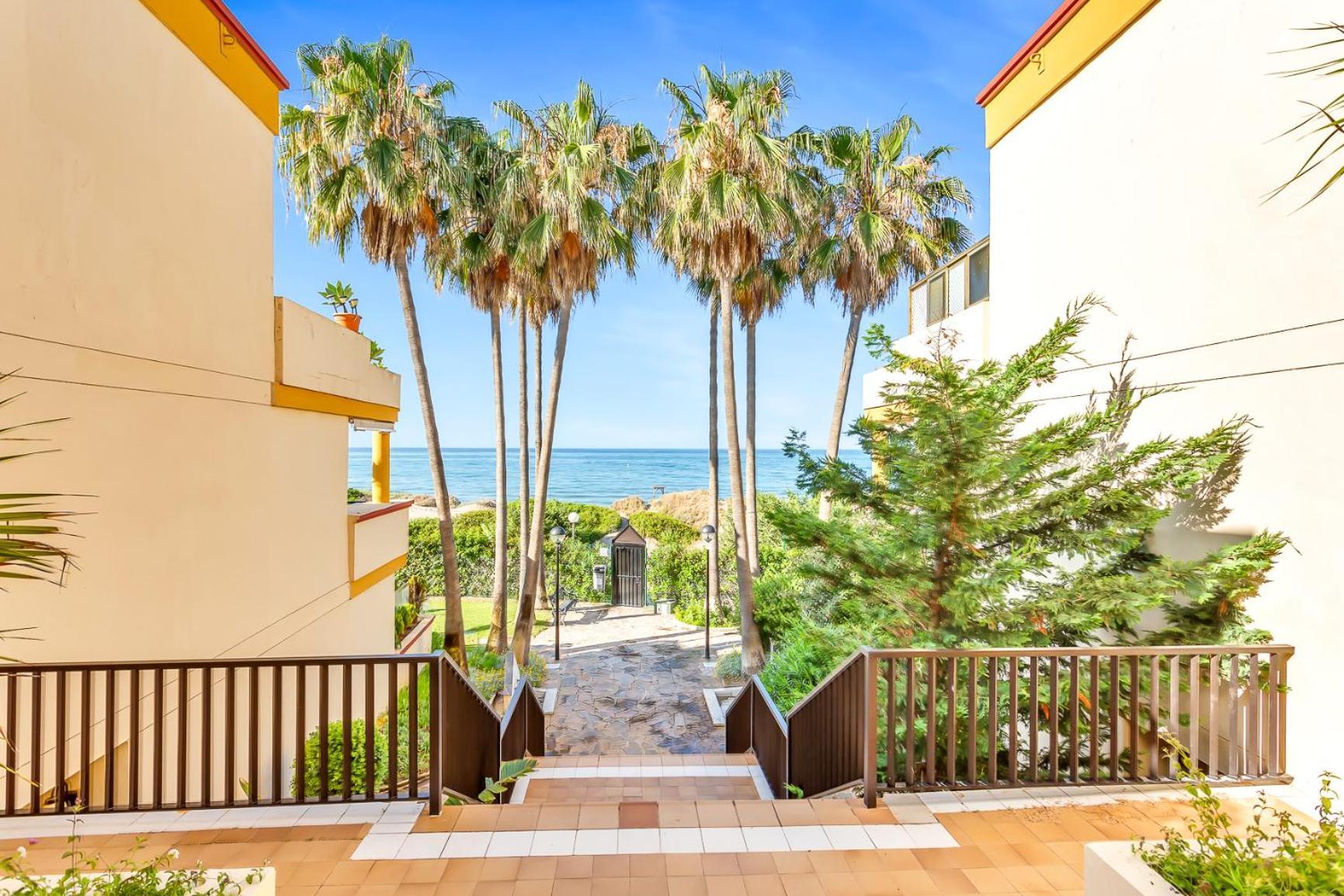 Modern Beach Apartment Romana Playa 723 In Marbella, Elviria Exterior photo